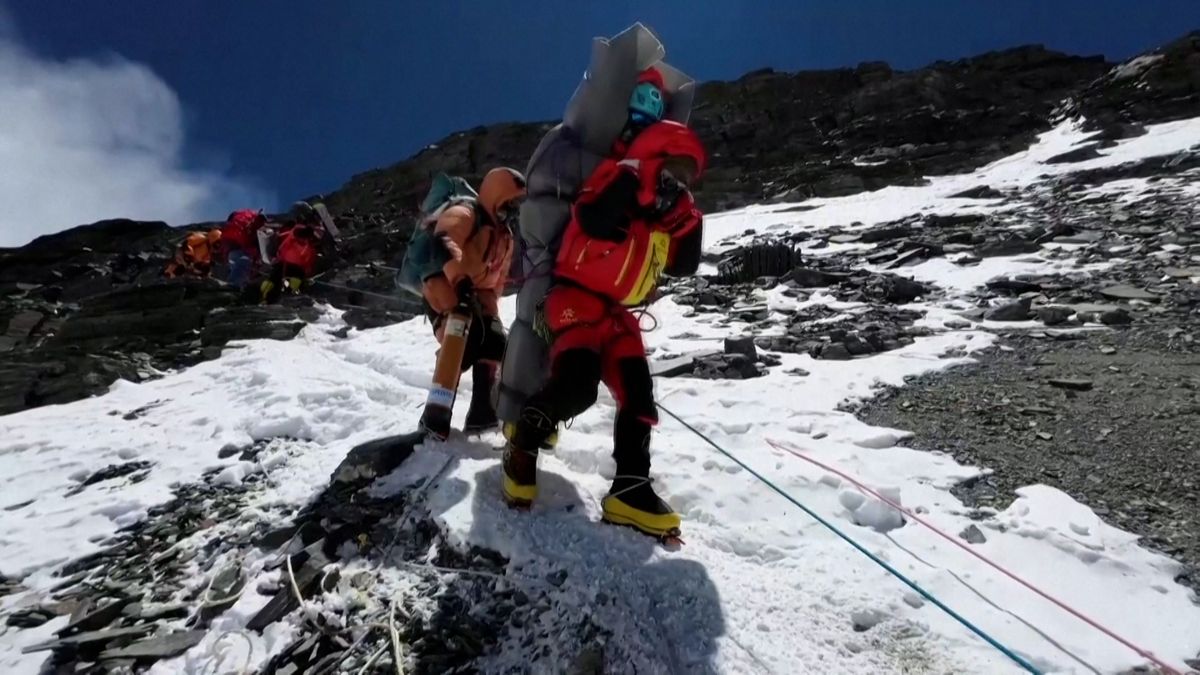Šerpa odnesl na zádech horolezce ze zóny smrti pod Mount Everestem